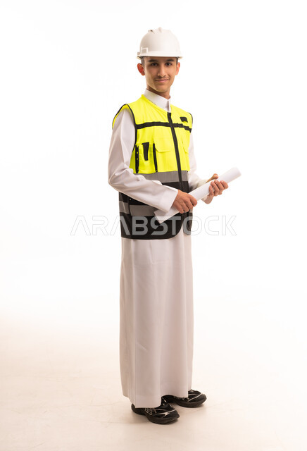 مهندس سعودي بالثوب التقليدي ومعدات السلامة على خلفية بيضاء