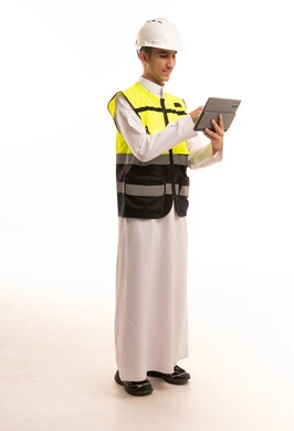 مهندس سعودي بالثوب وخوذة السلامة يستخدم جهاز لوحي