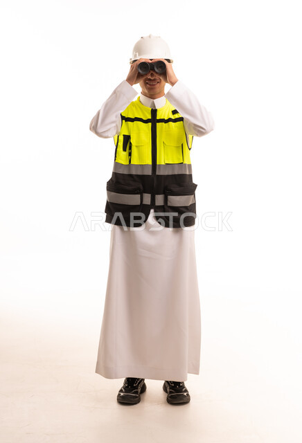 مهندس سعودي بالثوب والمنظار أمام خلفية بيضاء