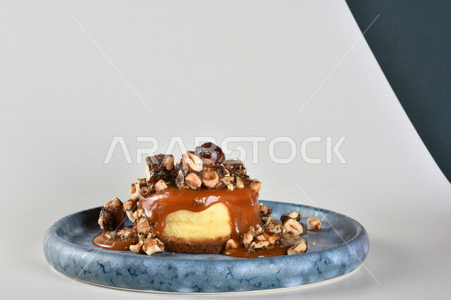 طبق من الحلا البارد مزين بالكراميل والبندق اللذيذ ، حلا شرقي ، حلويات رمضانية ، حلويات وسكريات ، قطع الحلوى الشهية ، التحلاية ، حلويات باردة لذيذة