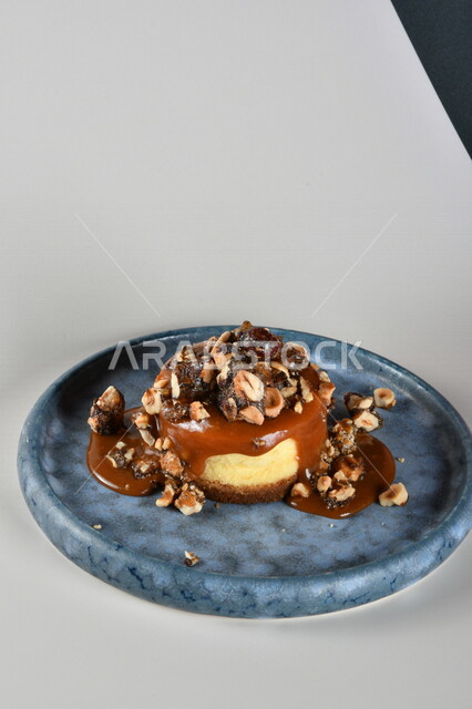 طبق من الحلا البارد مزين بالكراميل والبندق اللذيذ ، حلا شرقي ، حلويات رمضانية ، حلويات وسكريات ، قطع الحلوى الشهية ، التحلاية ، حلويات باردة لذيذة