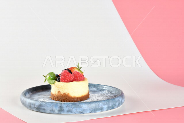 صورة مقربة لطبق من حلا الكيك المزينة بقطع الفراولة والتوت البري ، حلا شرقي ، حلويات رمضانية ، حلويات وسكريات ، قطع الحلوى الشهية ، التحلاية ، حلويات باردة لذيذة