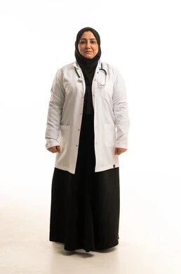 طبيبة عربية ترتدي المعطف الطبي الأبيض خلفية بيضاء