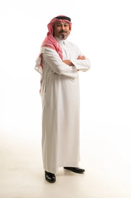 رجل سعودي بالثوب والشماغ التقليدي خلفية بيضاء