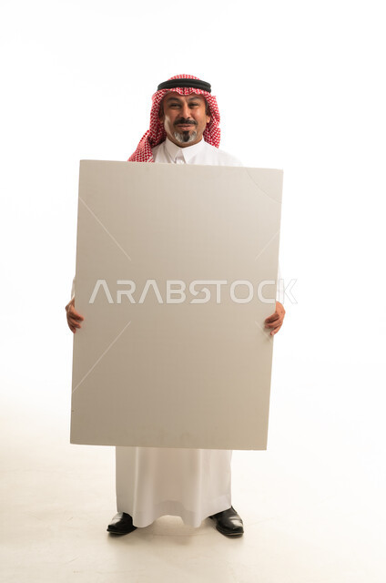 رجل سعودي يحمل لوحة إعلانية بيضاء فارغة