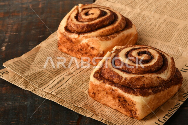 صورة مقربة للفائف القرفة اللذيذة، لفائف السينابون، معجنات، سينابون رول ، مخبوزات طازجة، لفائف الحلوى الشهية 