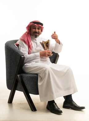 رجل سعودي بالثوب التقليدي يمسك مبخرة في الاستوديو