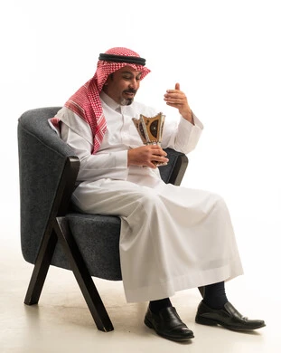 رجل سعودي بالثوب التقليدي يستخدم المبخرة في الاستوديو