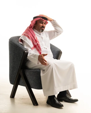 رجل سعودي بالثوب التقليدي يعاني من الصداع