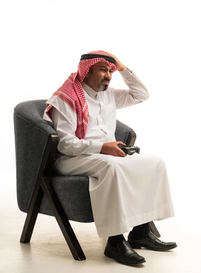 رجل سعودي يلعب ألعاب الفيديو بتعبيرات وجه محبطة