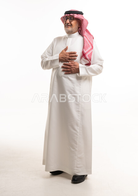 رجل سعودي مسن بالزي التقليدي الثوب والشماغ