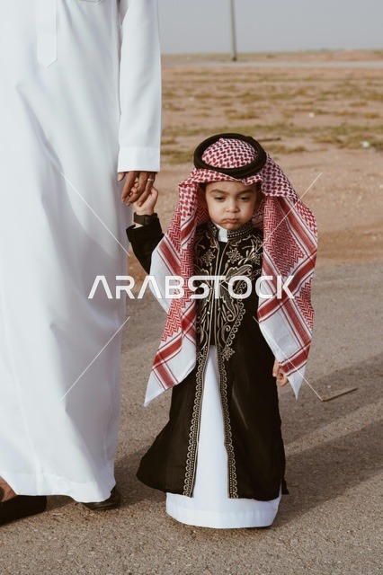 طفل سعودي بالدقلة التراثية في حي الطريف بالدرعية - صورة