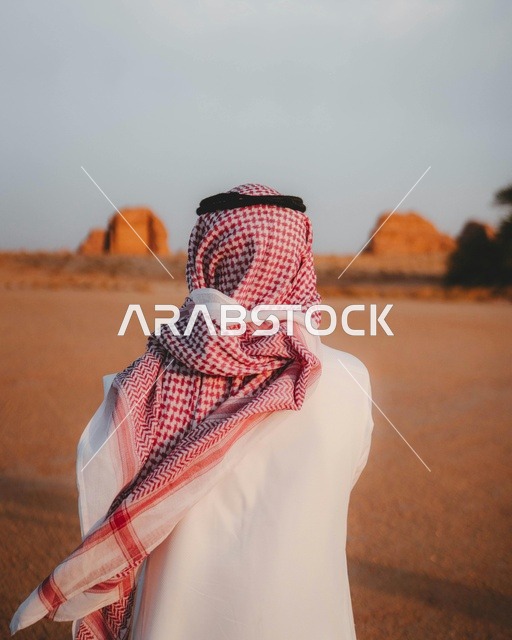 شاب سعودي في صحراء العلا وقت الغروب