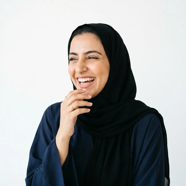 امرأة عربية تضحك بالحجاب الأسود على خلفية بيضاء