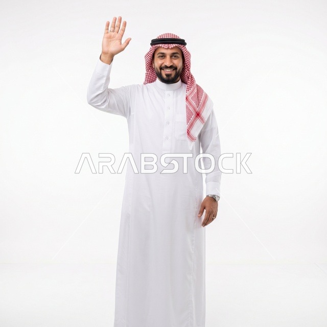 رجل سعودي مبتسم يلوح بيده بالزي التقليدي على خلفية بيضاء