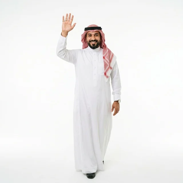 رجل سعودي يلوح بيديه على خلفية بيضاء