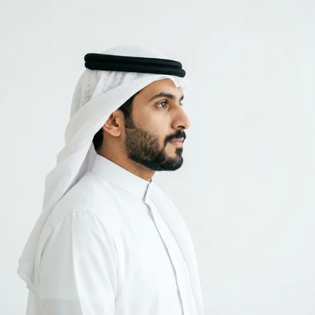 رجل عربي بالثوب والغترة التقليدية لقطة جانبية