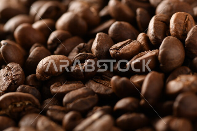 تصوير مقرب لبذور البن المحمصة ، حبوب القهوة ، اعداد وتحضير القهوة الطازجة ، صنع المشروبات الساخنة من حبوب البن 