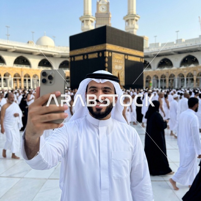 رجل سعودي يلتقط سيلفي أمام الكعبة في المسجد الحرام