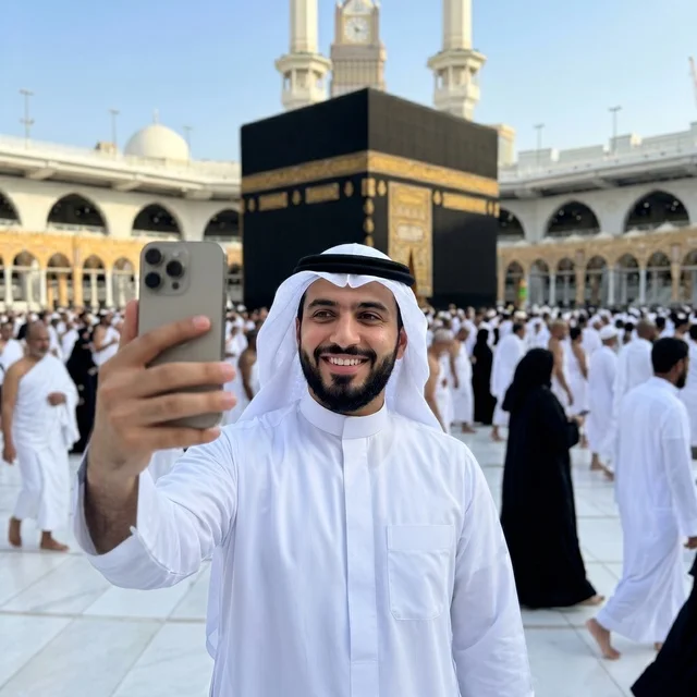 رجل سعودي يلتقط سيلفي أمام الكعبة في المسجد الحرام رجل سعودي يلتقط سيلفي أمام الكعبة في المسجد الحرام