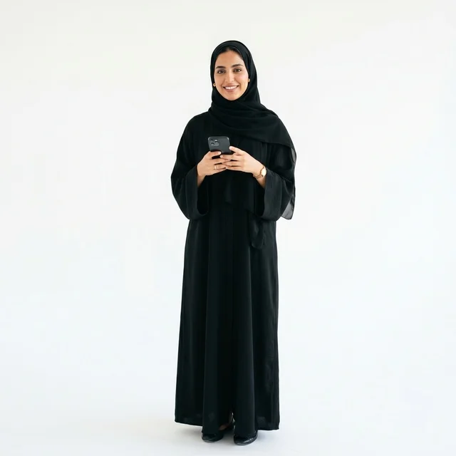 امرأة عربية بالعباءة السوداء تحمل هاتف ذكي خلفية بيضاء