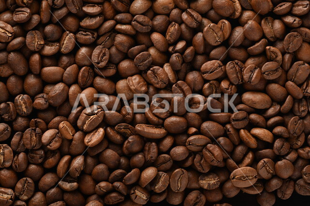تصوير مقرب لبذور البن المحمصة ، حبوب القهوة ، اعداد وتحضير القهوة الطازجة ، صنع المشروبات الساخنة من حبوب البن 
