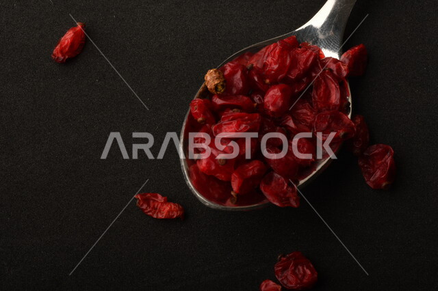 تصوير مقرب لحبات التوت البري المجفف الغني بالقيم الصحية والغذائية  ، فاكهة صغيرة حمراء ،  فاكهة مجففة 