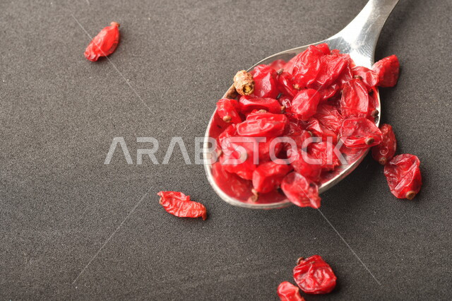 تصوير مقرب لحبات التوت البري المجفف الغني بالقيم الصحية والغذائية  ، فاكهة صغيرة حمراء ،  فاكهة مجففة 