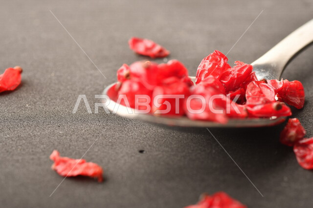 تصوير مقرب لحبات التوت البري المجفف الغني بالقيم الصحية والغذائية  ، فاكهة صغيرة حمراء ،  فاكهة مجففة 