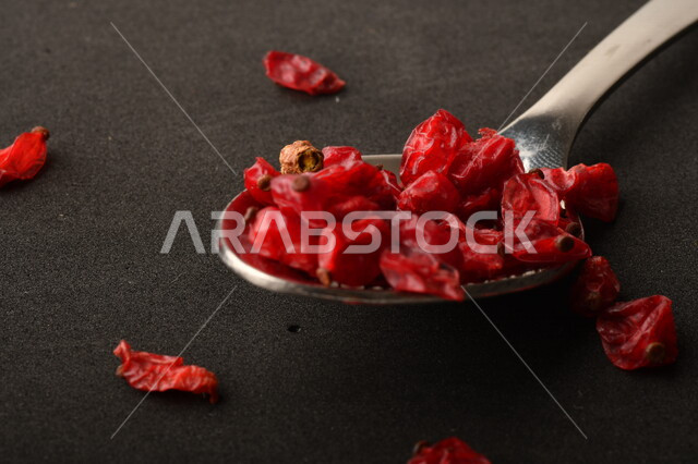 تصوير مقرب لحبات التوت البري المجفف الغني بالقيم الصحية والغذائية  ، فاكهة صغيرة حمراء ،  فاكهة مجففة 