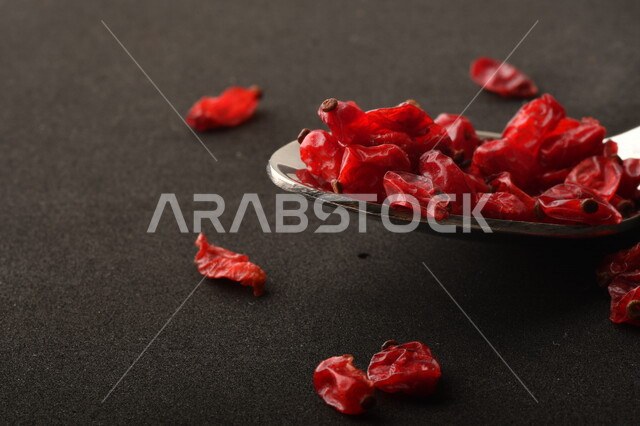 تصوير مقرب لحبات التوت البري المجفف الغني بالقيم الصحية والغذائية  ، فاكهة صغيرة حمراء ،  فاكهة مجففة 