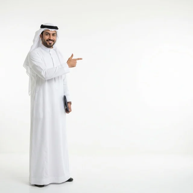 رجل أعمال سعودي يشير لمساحة فارغة خلفية بيضاء