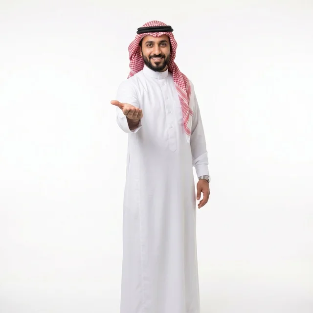 رجل سعودي مبتسم بحركة تقديم أمام خلفية بيضاء