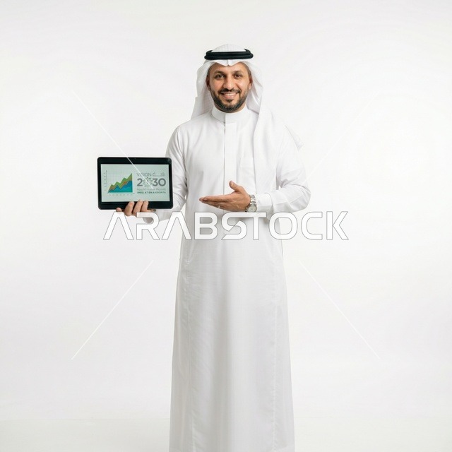 رجل أعمال سعودي مع تابلت رؤية 2030 على خلفية بيضاء