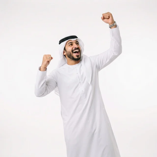رجل عربي يحتفل بالنجاح بالثوب التقليدي رجل عربي يحتفل بالنجاح بالثوب التقليدي