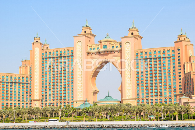 فندق اتلانتس على شواطئ مدينة دبي بالإمارات العربية المتحدة، معالم مشهورة، الفن الهندسي المعماري المتميز، اشجار النخيل، فندق اتلانتس، السياحة في الإمارات