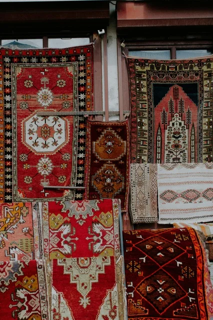 سجاد ومنسوجات عمانية تقليدية في السوق