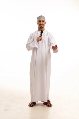 رجل عماني بالزي التقليدي يمسك بميكروفون