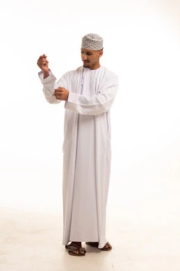 رجل عماني بالزي التقليدي الدشداشة والكمة