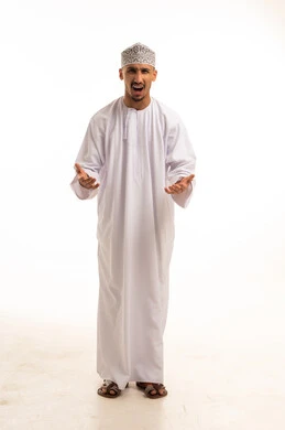 رجل عماني غاضب بالزي التقليدي على خلفية بيضاء