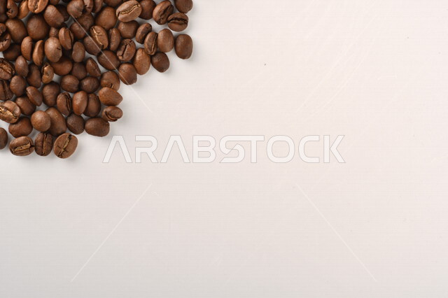 تصوير مقرب لبذور البن المحمصة ، حبوب القهوة ، اعداد وتحضير القهوة الطازجة ، صنع المشروبات الساخنة من حبوب البن