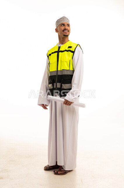 مهندس عماني بالزي التقليدي وسترة السلامة