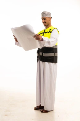 مهندس عماني يراجع المخططات الهندسية في الاستوديو