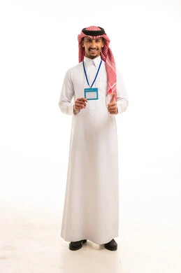 رجل سعودي بالثوب يحمل بطاقة هوية وإشارة الإبهام