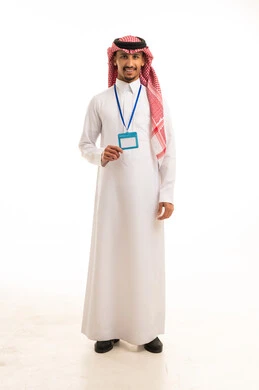 رجل سعودي بالزي التقليدي يحمل بطاقة تعريفية