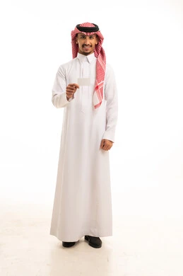 رجل سعودي بالثوب يحمل بطاقة بيضاء فارغة