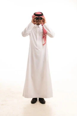 رجل سعودي بالزي التقليدي مع منظار في الاستوديو
