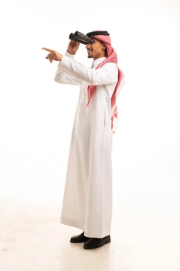 رجل سعودي يستخدم المنظار ويشير على خلفية بيضاء