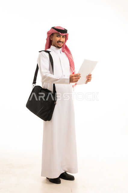 رجل أعمال سعودي يحمل حقيبة ومستندات