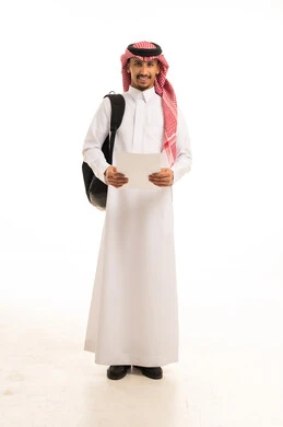 طالب سعودي بالزي التقليدي يحمل وثيقة ورقية